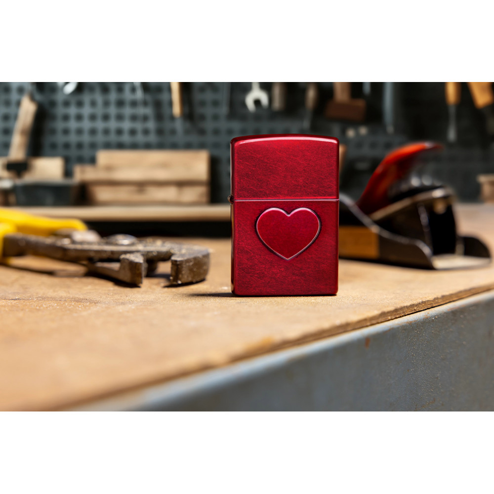 Зажигалка ZIPPO Stamped Heart Design Candy Apple Red™ 46588