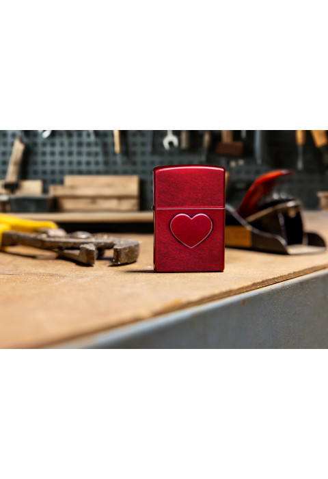 Зажигалка ZIPPO Stamped Heart Design Candy Apple Red™ 46588